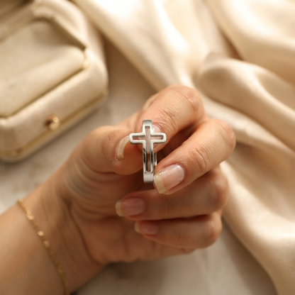 Cross Ring – in Silver Ajustable