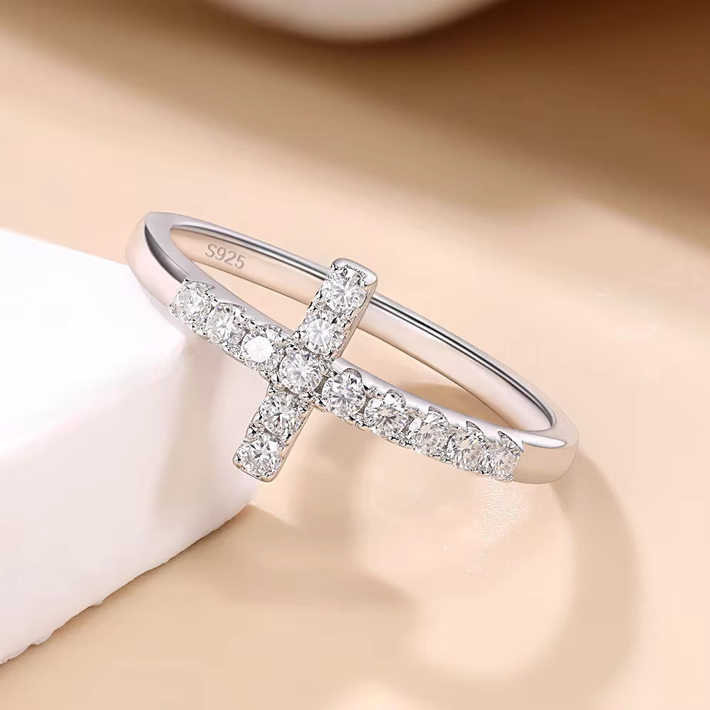 Cross Ring – in Silver Feminine